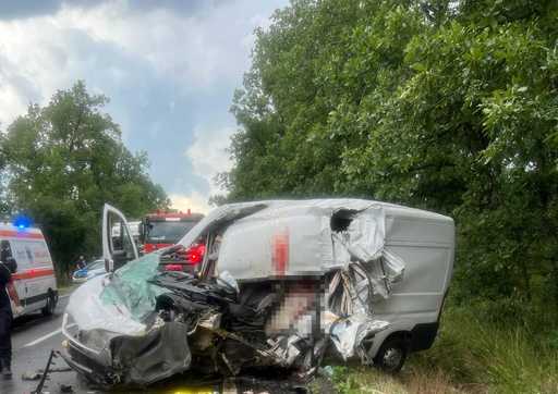 Tragedie în Mehedinți: Un mort și un rănit după un impact violent între un microbuz și un autotren