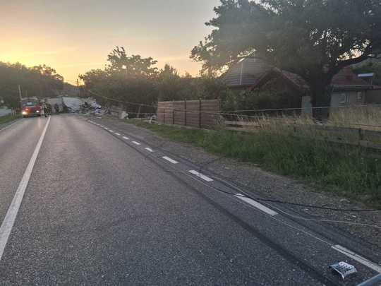 Accident grav în Neamț. Un autocamion s-a răsturnat, a lovit doi stâlpi de electricitate, o ţeavă de gaz şi s-a oprit în gardul a două gospodării 