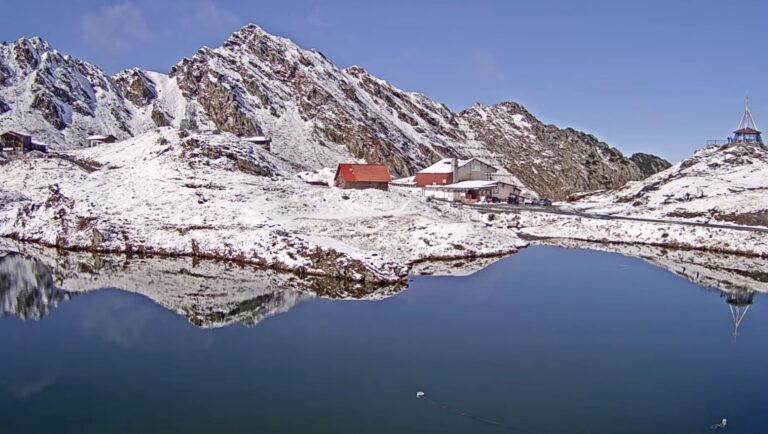 La Bâlea Lac se găsește zăpadă în mijlocul verii. Românii au început deja să fugă de caniculă