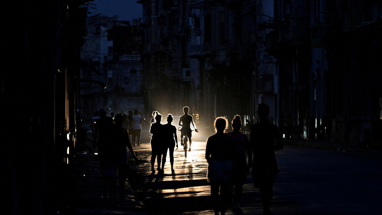 Black out total, rețeaua electrică s-a prăbuşit în Cuba. Toți locuitorii au rămas fără energie electrică