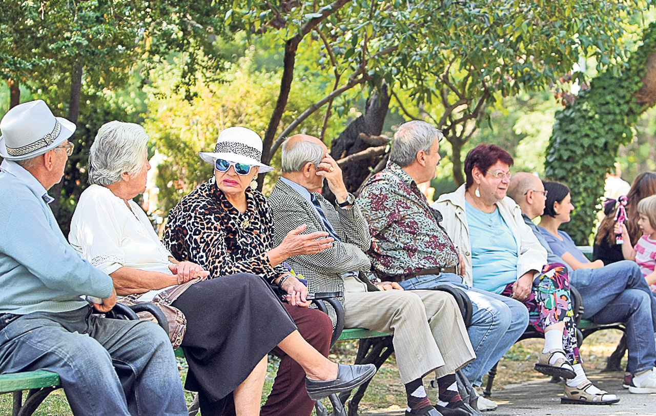 Anunțul care vizează milioane de pensionari! Pensiile vor fi virate pe card mai devreme. Ce se întâmplă cu banii aduși de poștași