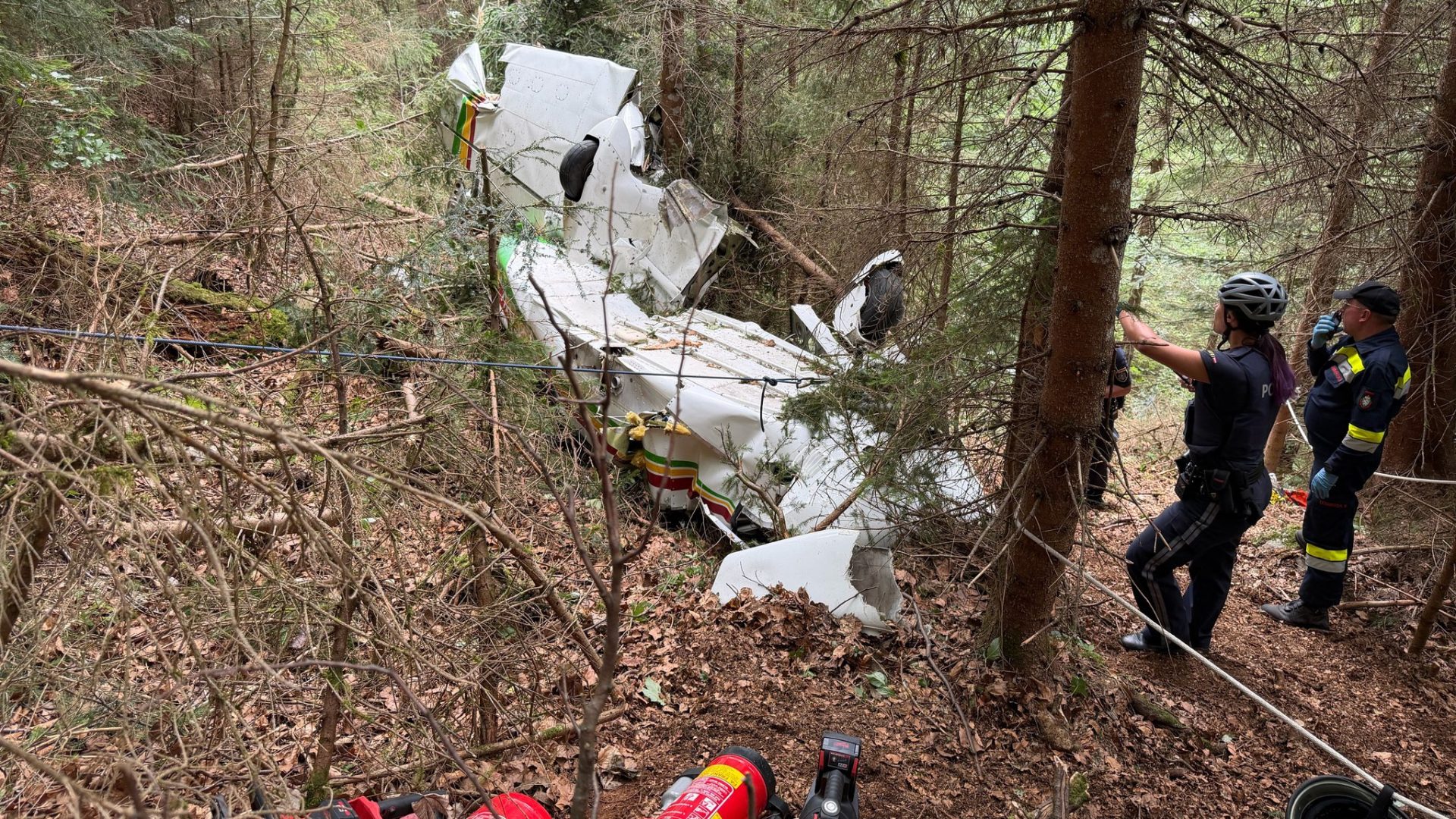 Avion prăbuşit în pădure. Există doi supravieţuitori, dar se află în stare critică