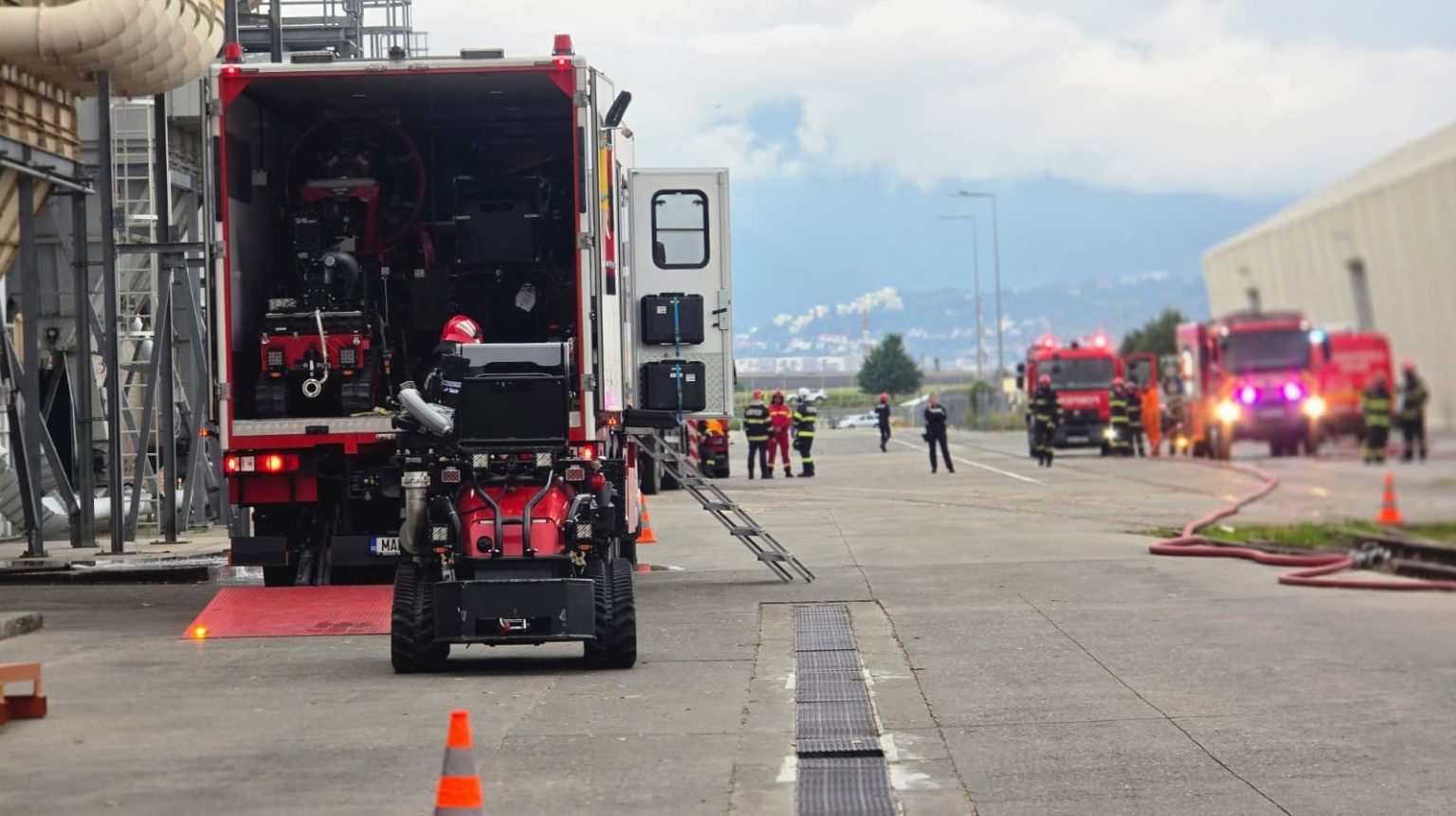 Noi imagini cu incendiul de Cod Roşu de la Braşov. Pompierii s-au luptat şase ore cu flăcările