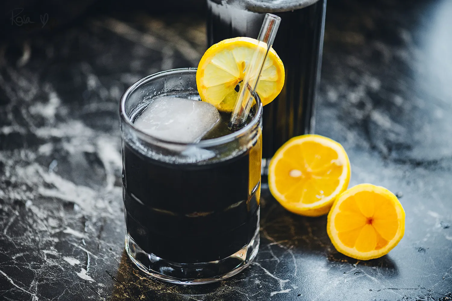 Limonada neagră arată ciudat, dar ajută organismul să elimine toxinele și să topească kilogramele în plus. Iată cum se prepară