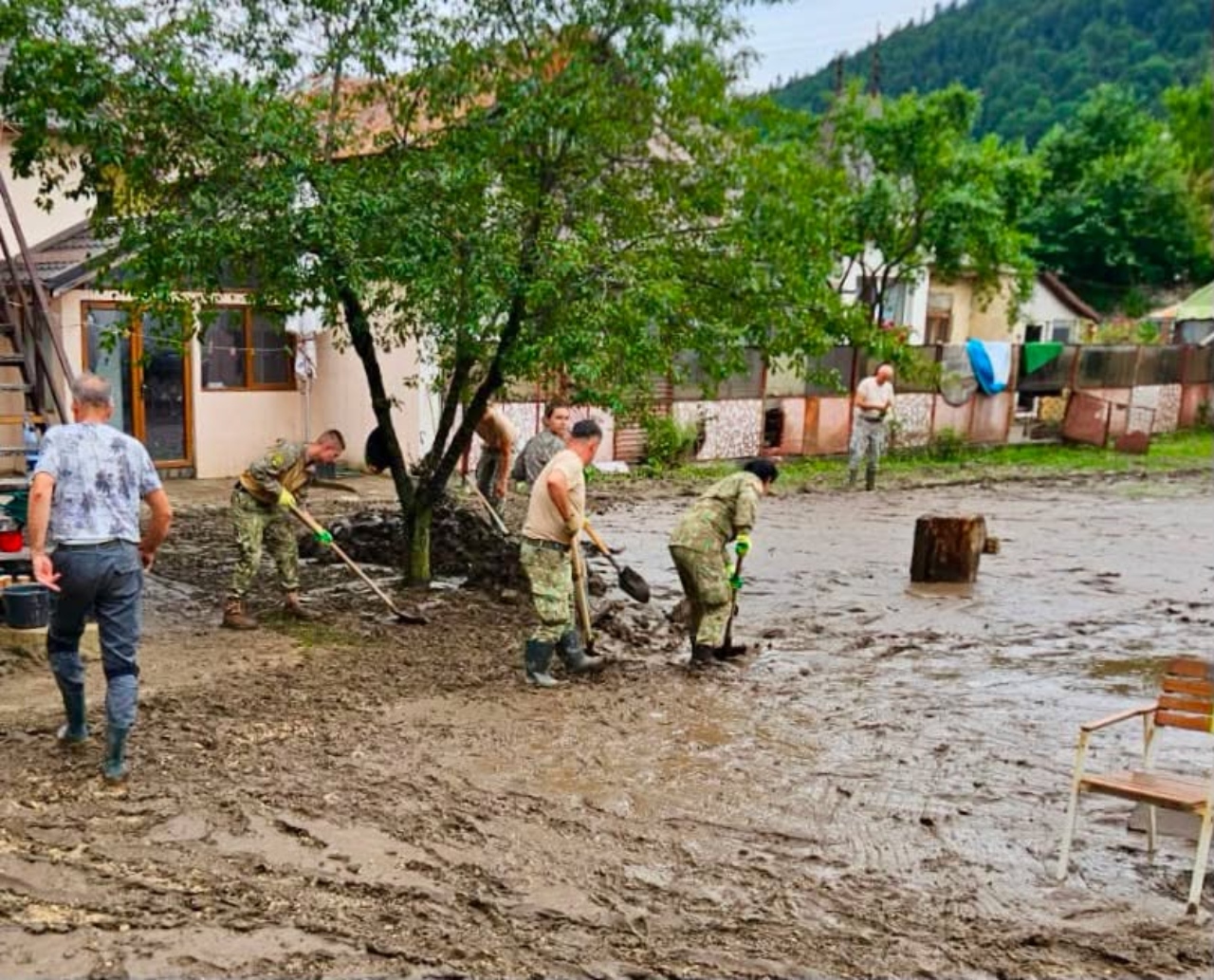Zeci de militari intervin la Bușteni după viitura care a ”măturat” Valea Prahovei