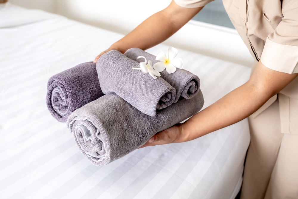 Ce iau turiștii români din hoteluri, deși nu au voie. TOP cele mai ”împrumute” lucruri de către românii, pe lângă prosoape. Unii au fugit cu televizorul