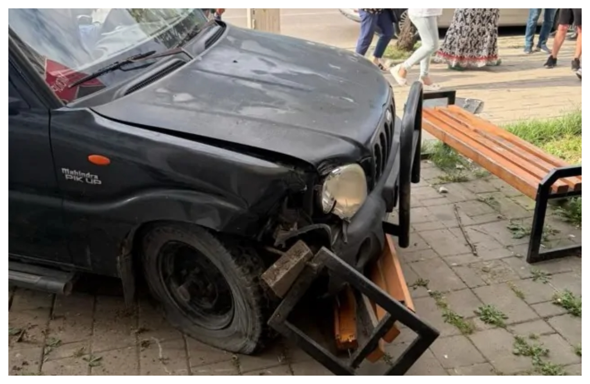 Tatiana a murit stând pe o bancă. O maşină a spulberat-o încercând să evite un alt accident, noi imagini cu tragedia. Coliziune teribilă şi la Iaşi: mamă cu copil în braţe, lovită de camion