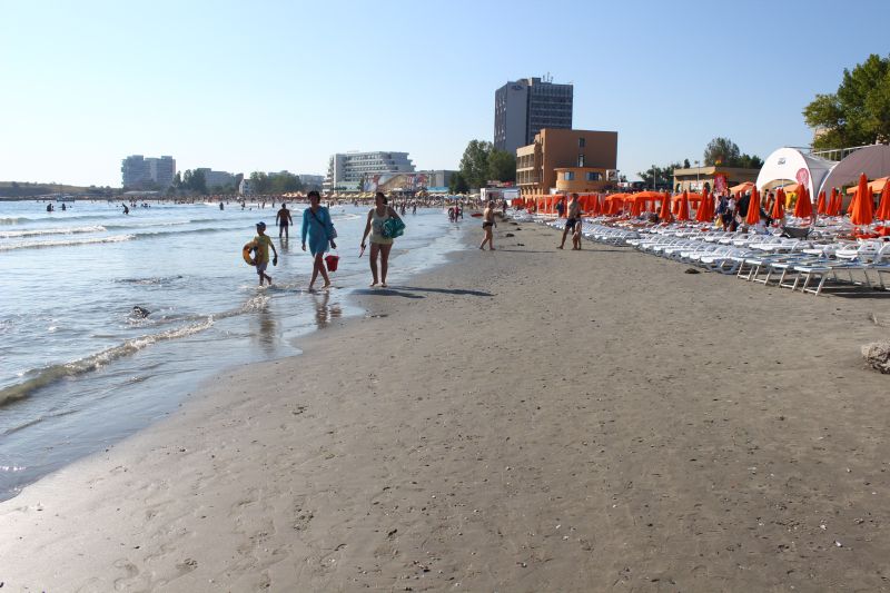 O bacterie luată de pe litoral a băgat-o pe Miruna în spital. Fata este ţinută în viaţă doar de ECMO