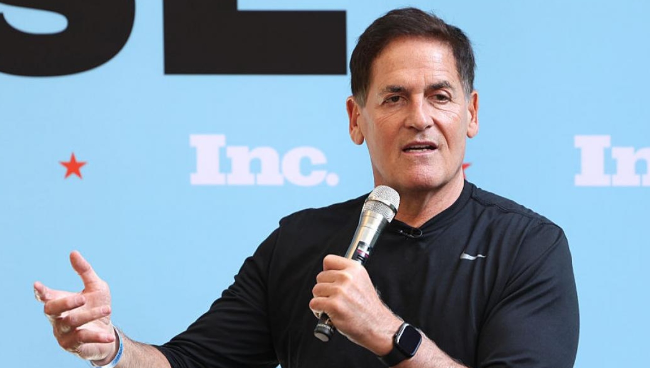Miliardarul Mark Cuban susține că este „jenant” ca angajații să primească salarii mici: „Cu cât sunt mai puțin stresați în legătură cu plata facturilor, cu atât mai puțin stres aduc la birou”