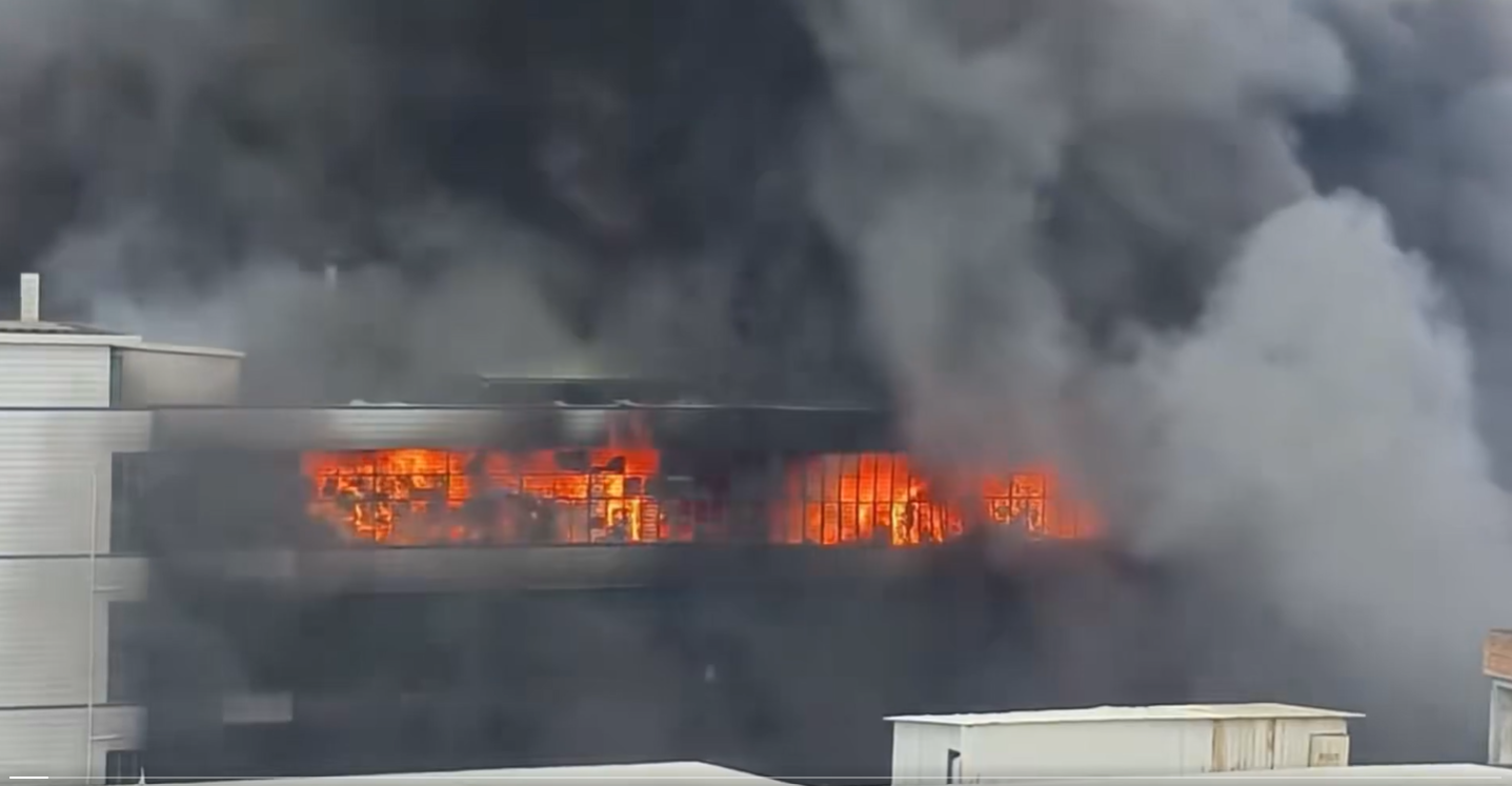 Incendiu de la o fabrică de încălţăminte din „Capitala pantofilor”, cel puţin 28 de morţi. Flăcările au blocat muncitorii pe acoperiş