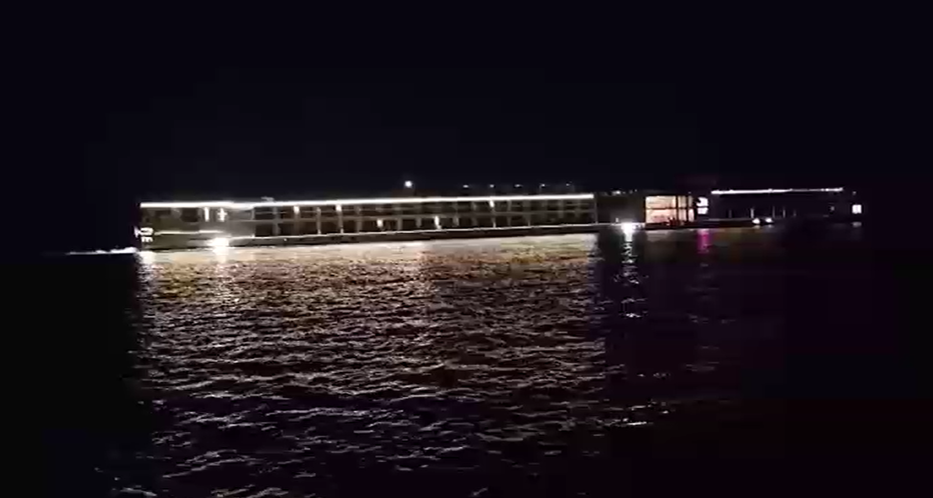 Navă de pasageri sub pavilion elvețian, eșuată pe Dunăre, lângă localitatea Gârla Mare. La bord, sunt 238 de persoane