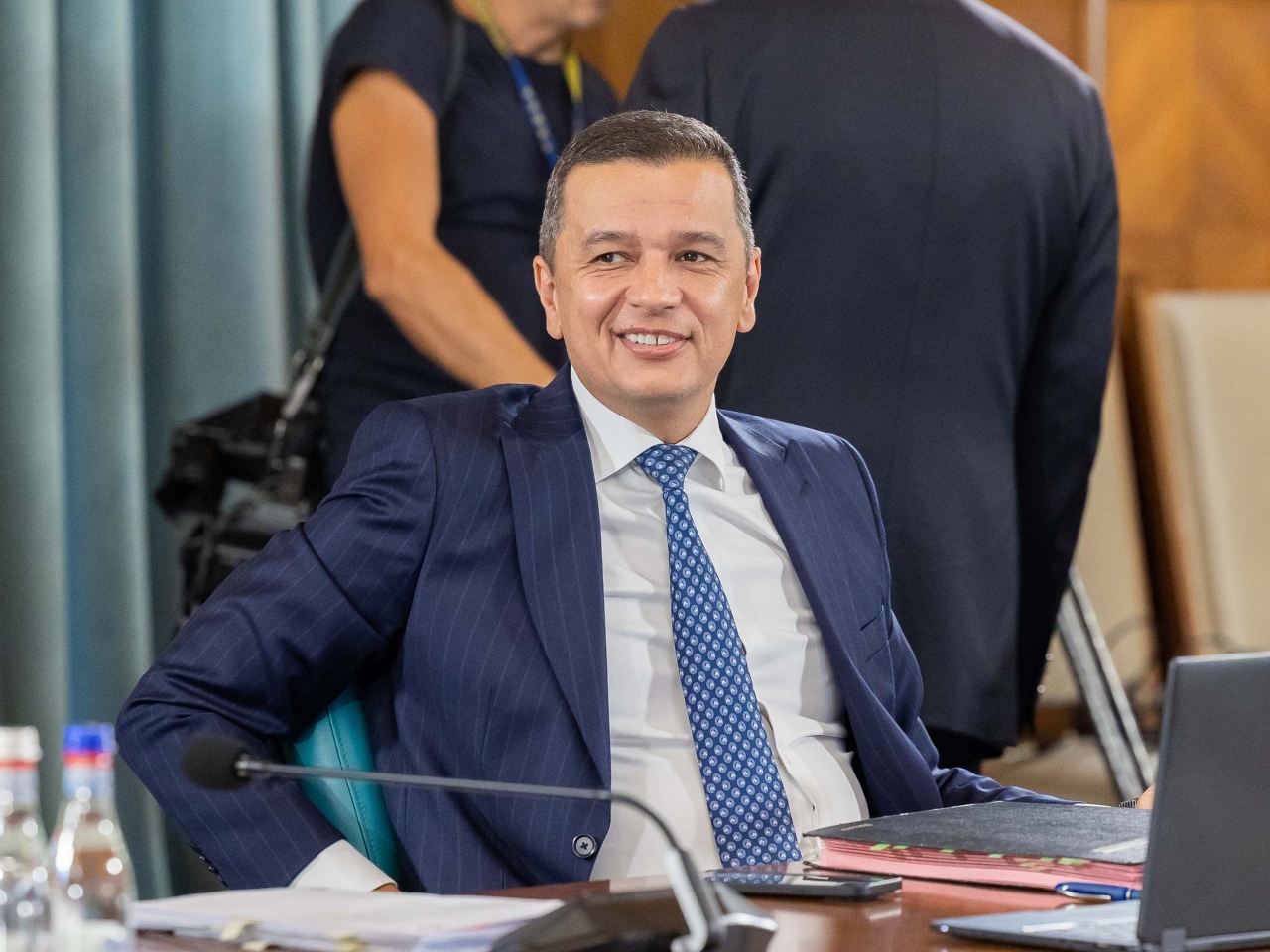 Grindeanu se ține de cuvânt și dă de pământ, în online, cu contestatarii săi. ”Minți urât și minți sulfuros”. Cum a reacționat la o postare vulgară a activistului Marian Rădună