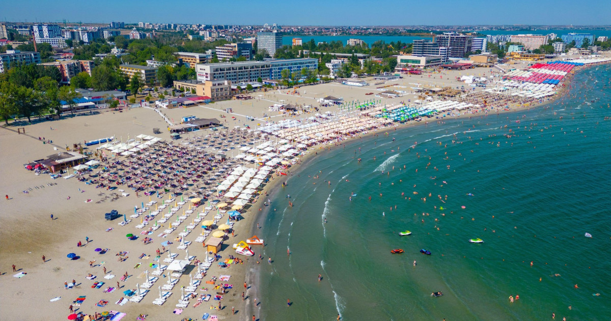 Sejur cu peripeții. Doi pensionari urmăreau femeile care făceau plajă cu binoclul. „Nu, că eu sunt operat la ochi”, spune unul dintre ei