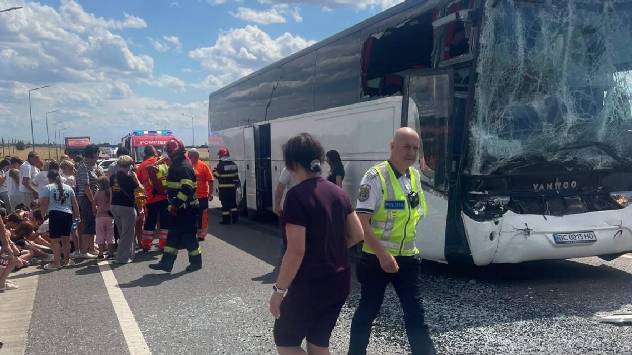 Accident grav în județul Călărași: un autocar plin cu copii a intrat în coliziune cu un TIR. A fost activat Planul Roșu de Intervenție