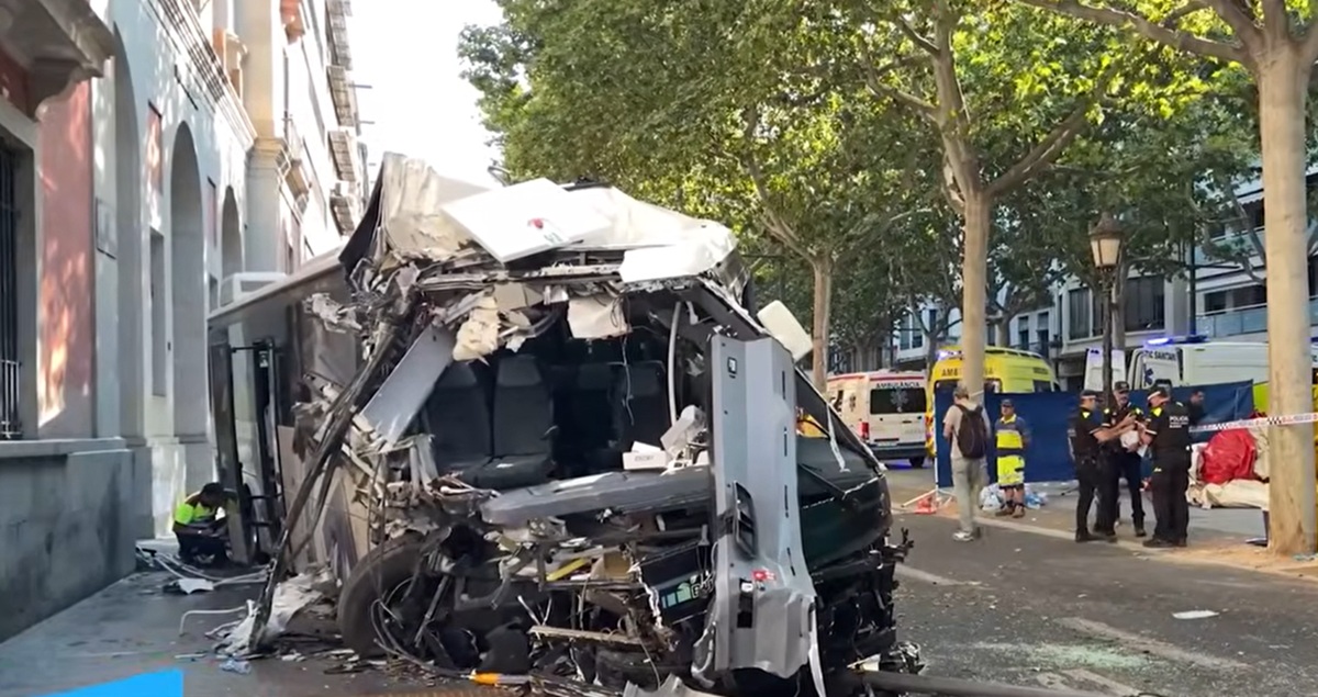 Accident grav, autocar plin cu pasageri s-a lovit puternic de fațada unei clădiri. Peste 45 de răniți VIDEO