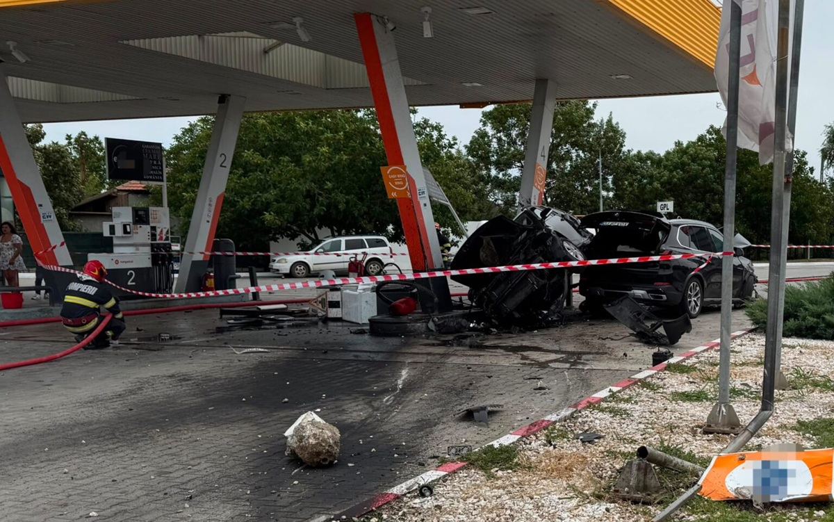 Accident grav în Dolj. Două mașini s-au ciocnit violent și au fost proiectate într-o benzinărie, unul dintre șoferi a ajuns la spital VIDEO