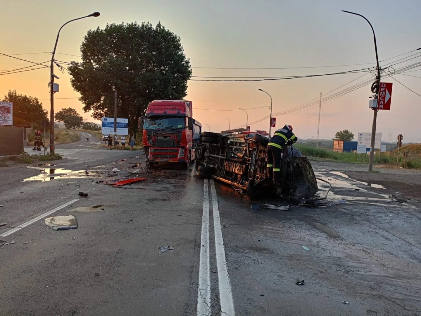 Accident grav în Galați. Un TIR a intrat în coliziune cu un microbuz care a luat foc în urma impactului