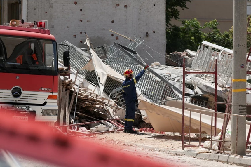 Bloc de patru etaje prăbuşit. Salvatori şi câini care caută eventuali locuitori sub moloz