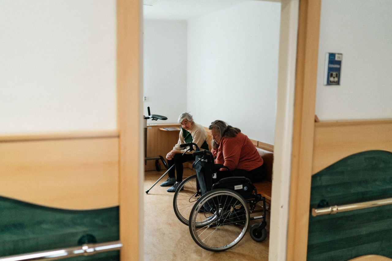 Cazul azilelor ilegale din Bihor. Furnizorii privați de servicii sociale cer consultări ”pentru a preveni un dezastru social și medical”. ”Statul plătește astăzi 8.000–9.000 lei pentru un loc pe care piața privată îl oferă la 5.000–6.500 lei”