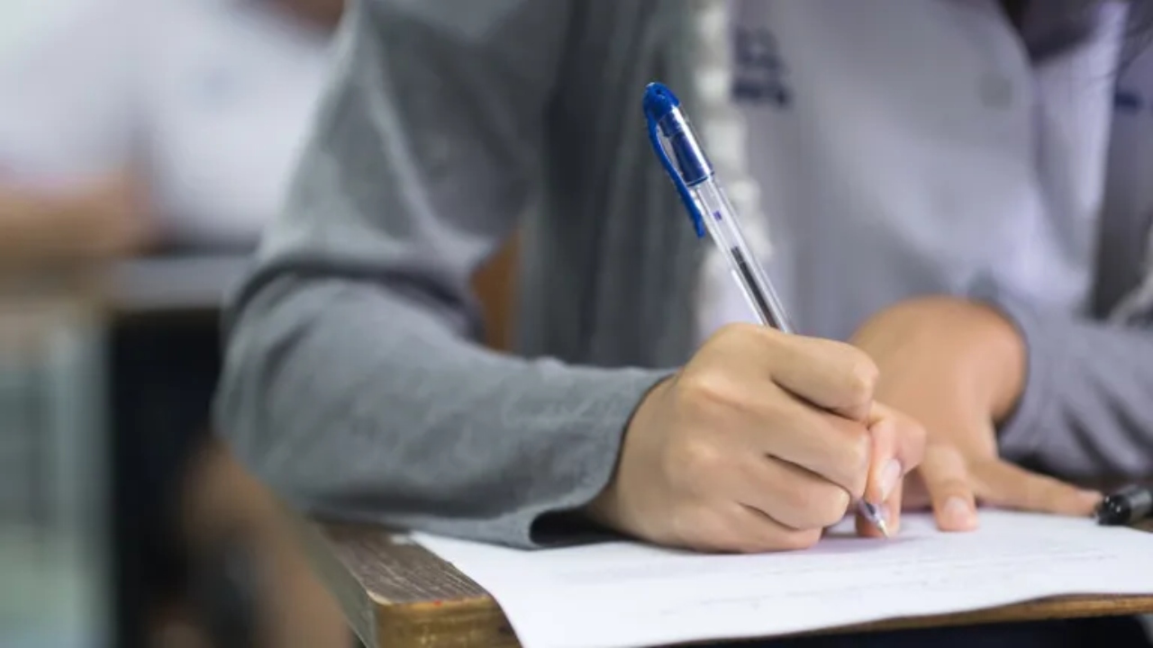 Modul de acțiune al rețelei care frauda examenul de Bacalaureat. Cum le erau transmise elevilor răspunsurile corecte din afara sălii