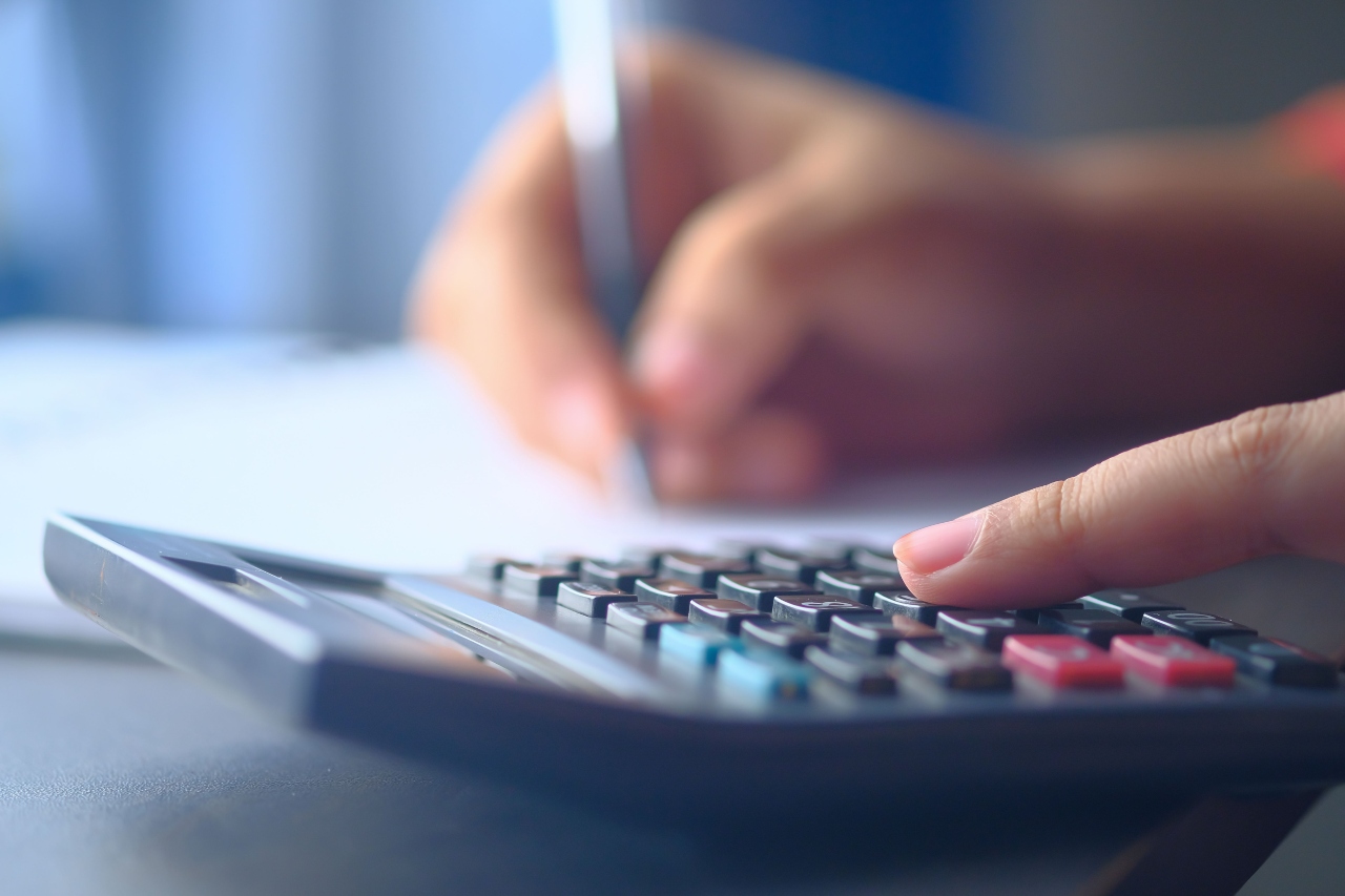 Salariul minim urcă la 4.325 de lei brut de miercuri, 1 iulie. Printre consecințe – crește valoarea punctului de amendă, se scumpește asigurarea la pensie opțională