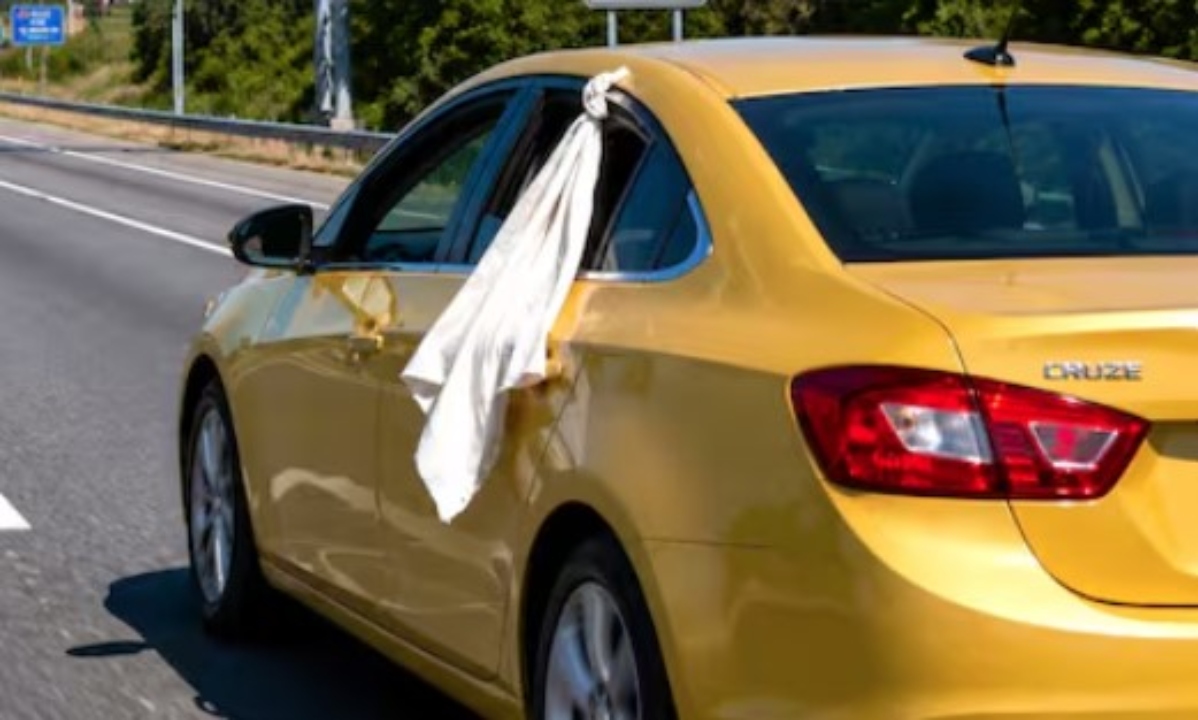 Ce ai de făcut dacă vezi o cârpă albă la geamul unei mașini din trafic. Prevederile Codului rutier sunt clare!