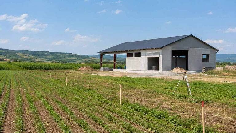 Terenurile agricole din extravilan cu construcții ridicate fără autorizație ar putea fi taxate de cinci ori mai mult. Paşii pentru intrarea în legalitate