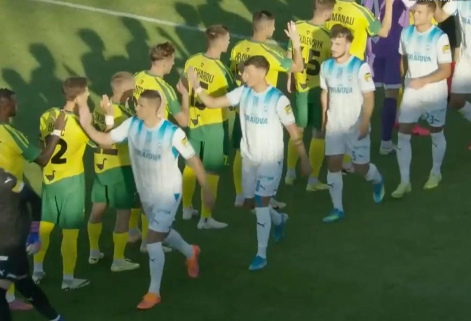 Gest în premieră pentru România: Trei fotbalişti de la Universitatea Craiova au refuzat să salute adversarii din Rusia şi Belarus înaintea meciului cu Vitebsk