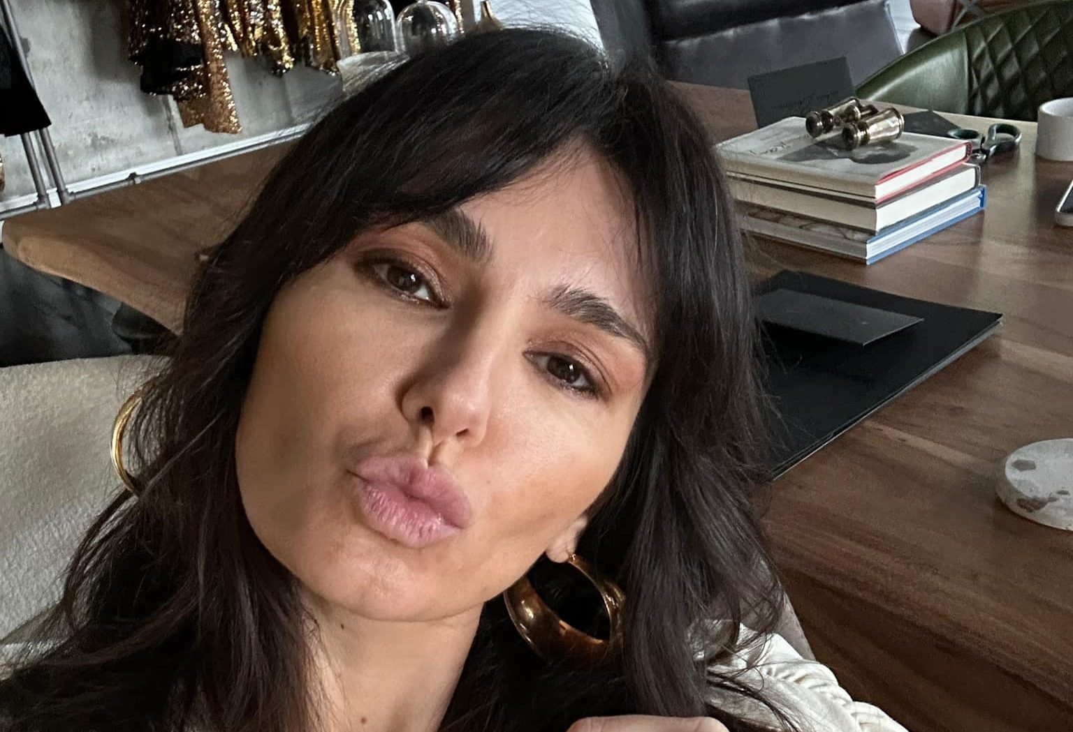 Dana Budeanu, apariție spectaculoasă la Monaco! Cum a fost surprinsă creatoarea de modă în fața unui hotel exclusivist