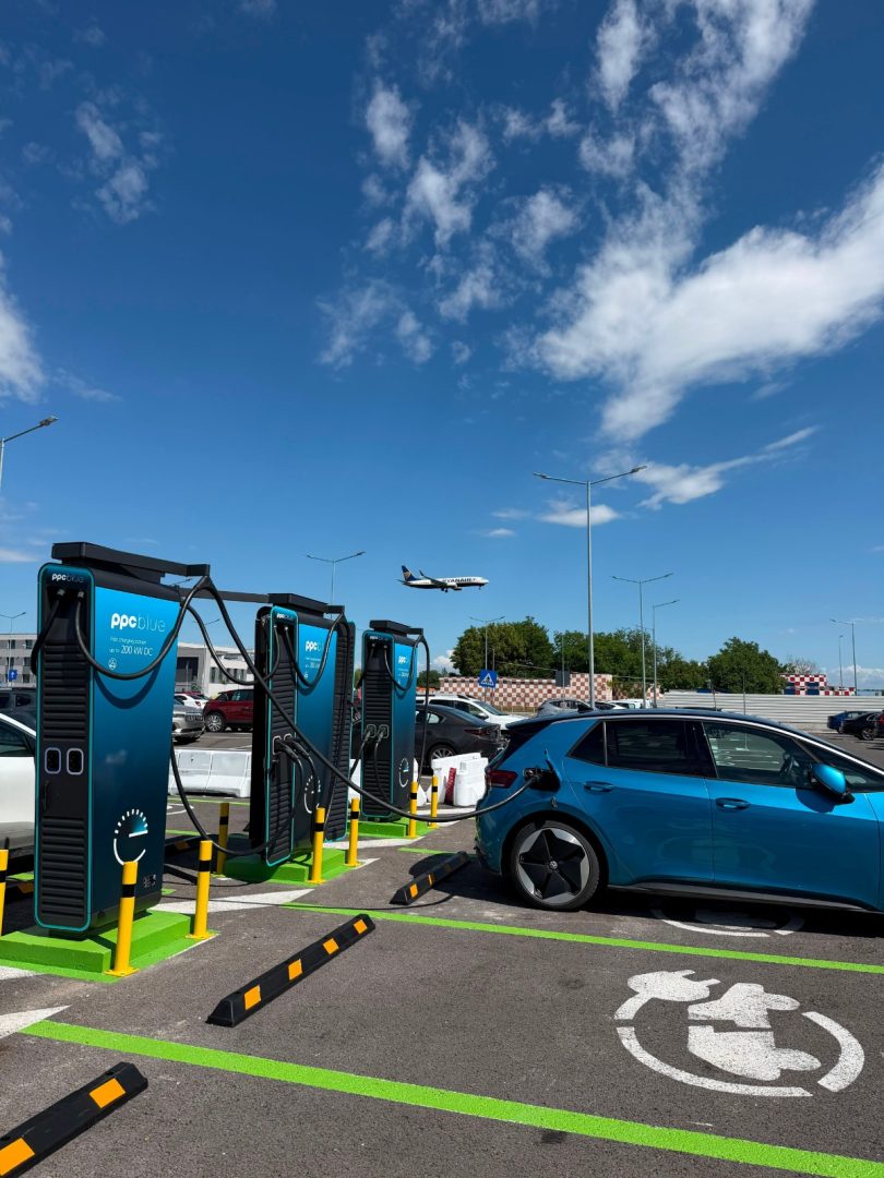 PPC Blue a instalat şapte stații de încărcare ultra-rapidă pe Aeroportul Otopeni. Rețeaua companiei depășește 1.400 de puncte în România