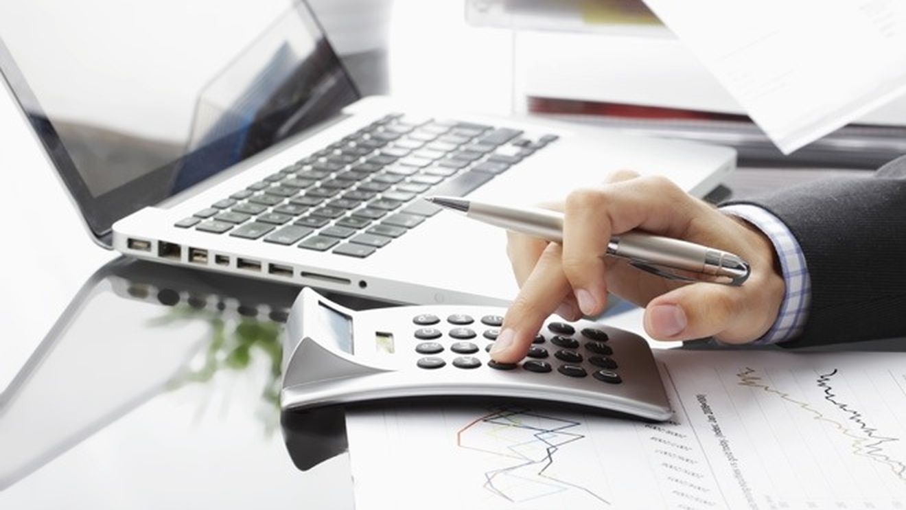 STUDIU: Cât ne costă, de fapt, grijile financiare? Unii oameni ajung să piardă 13 ore pe săptămână calculând bugete și facturi