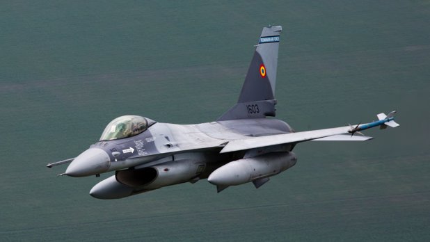 Cine sunt piloţii de pe F-16 care au doborât drona intrată în spațiul aerian al României. Șeful Armatei: „Mi-aș dori să am în toată flota aeriană oameni ca ei”