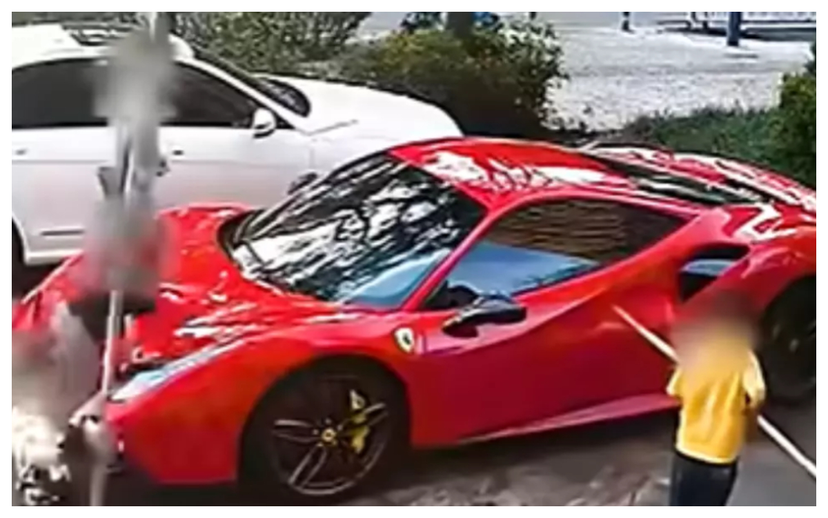 Ferrari distrus de patru copii care se jucau într-o parcare. Reacția proprietarului i-a uimit pe vecini: ”Și eu sunt tată, înțeleg”