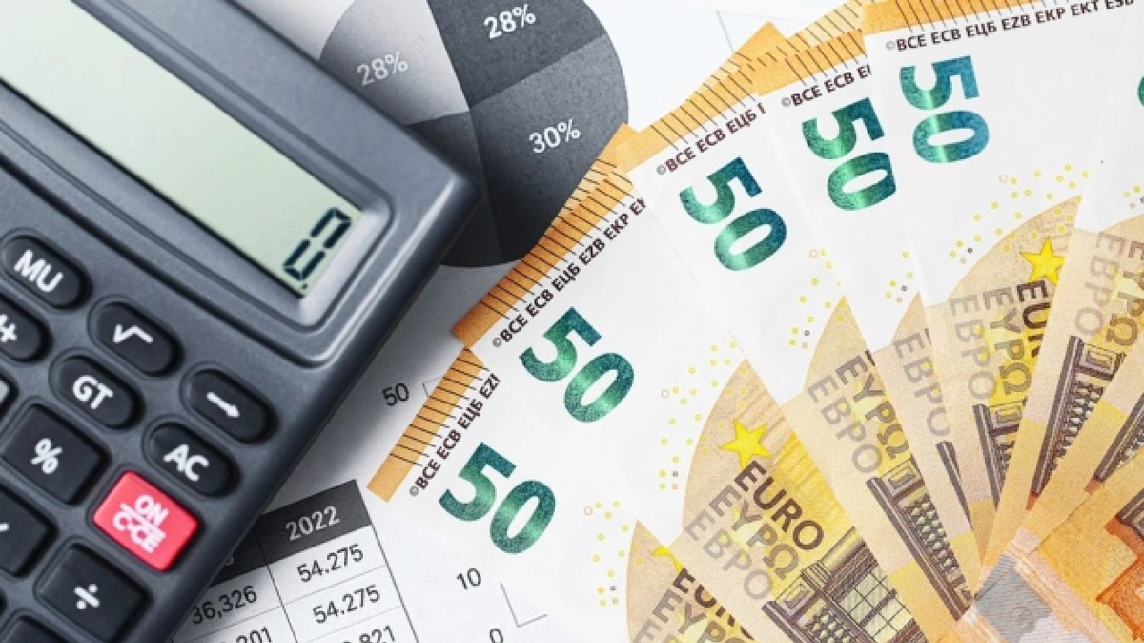 Sute de angajați au intrat în grevă după ce li s-au cerut înapoi banii pe care i-au primit în plus, din greșeală, la salariu