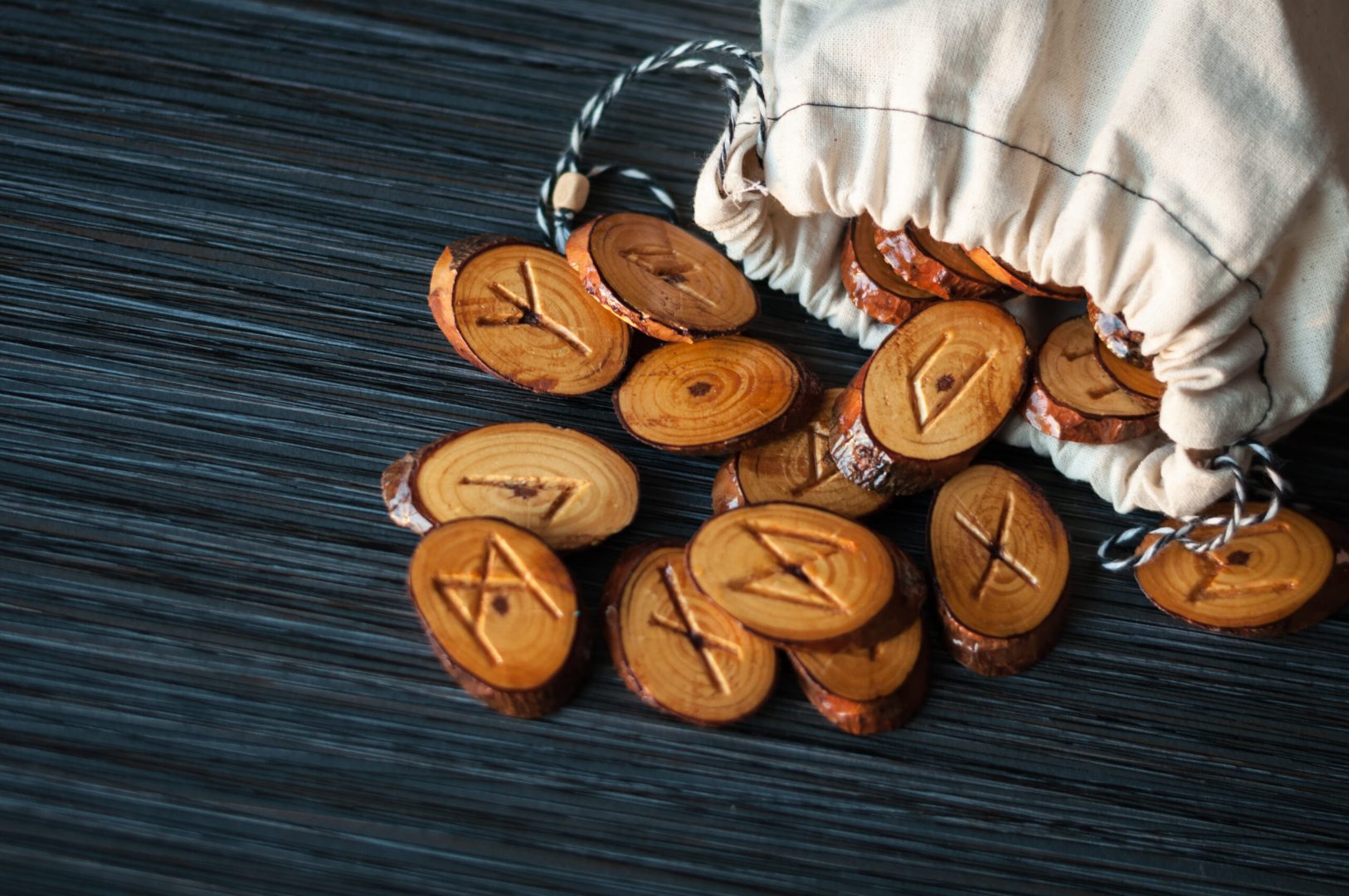 Horoscop rune 28 iulie 2026: Mesajul pietrelor mistice pentru fiecare nativ în parte