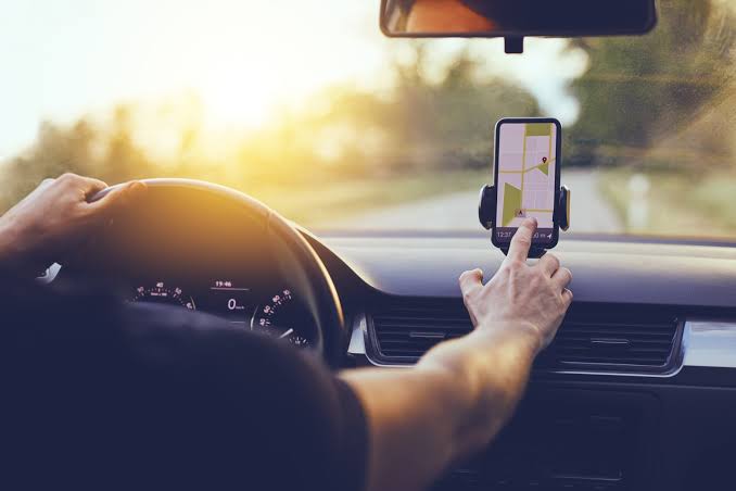 Bătaie în timpul unei curse de ride-sharing, în Capitală. Șoferul i-a dat un pumn clientului, iar victima a căzut și a dat cu capul de trotuar