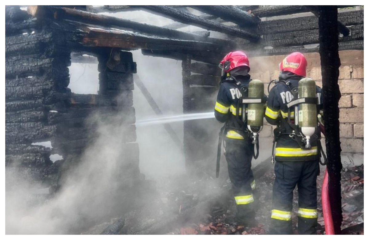 Incendiu puternic în Bran. O casă s-a făcut scrum, iar o femeie de 71 de ani a ajuns la spital