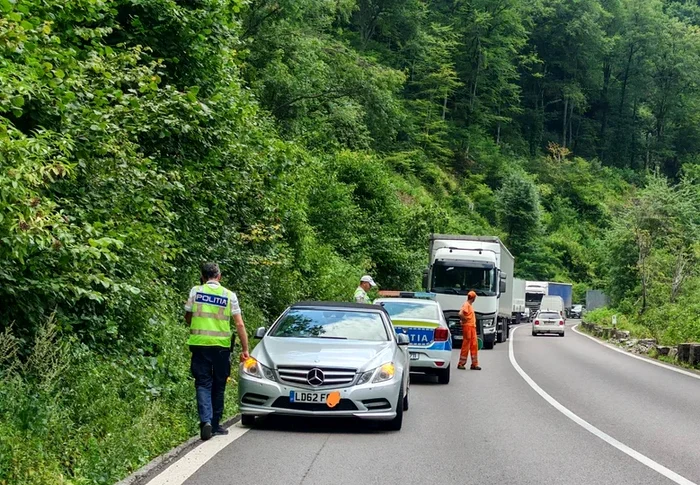 Haos pe DN 7 din cauza unui „englez” din Vâlcea: Și-a abandonat mașina direct pe carosabil și a plecat la plimbare. Cu cât a fost amendat