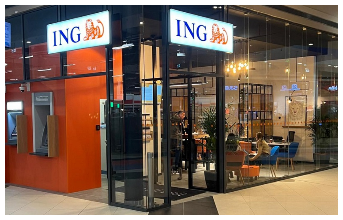 ING a blocat contul în care o mamă primea indemnizația și alocația copilului. Motivul halucinant pentru care i-au cerut explicatii pe banii ei din cont