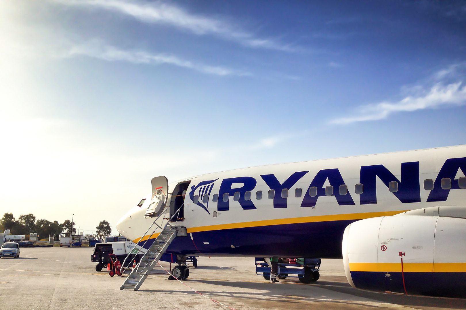 Momente de panică la bordul unui avion. Un geam s-a spart iar un pasager a fost tras de curent în afara aeronavei