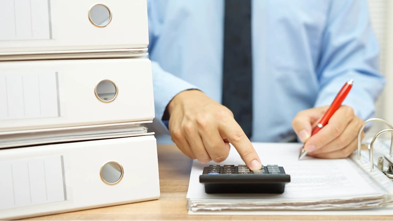Noua Lege a salarizării schimbă regulile. Peste 400.000 de bugetari riscă să rămână cu salariile înghețate