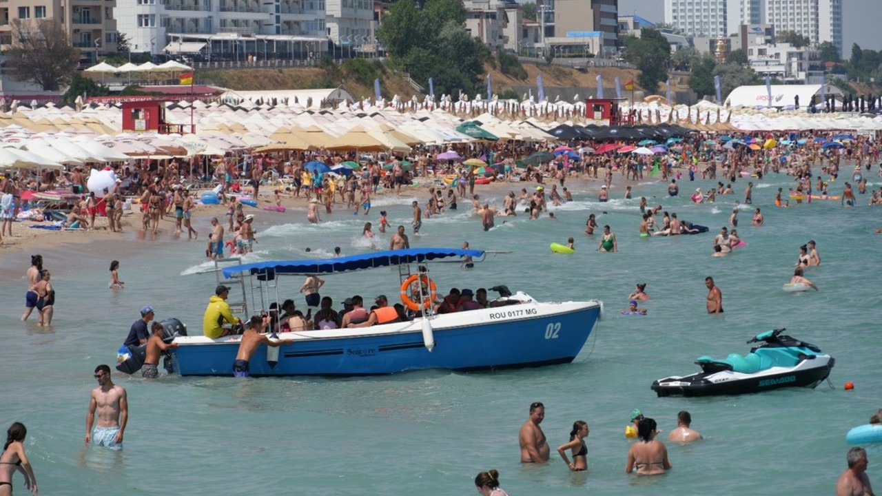 Cât costă două zile la mare pentru trei adulți și un copil în 2026: „Te duci la piscină o zi, mănânci, bei, stai toată ziua și tot nu cheltui banii ăștia”