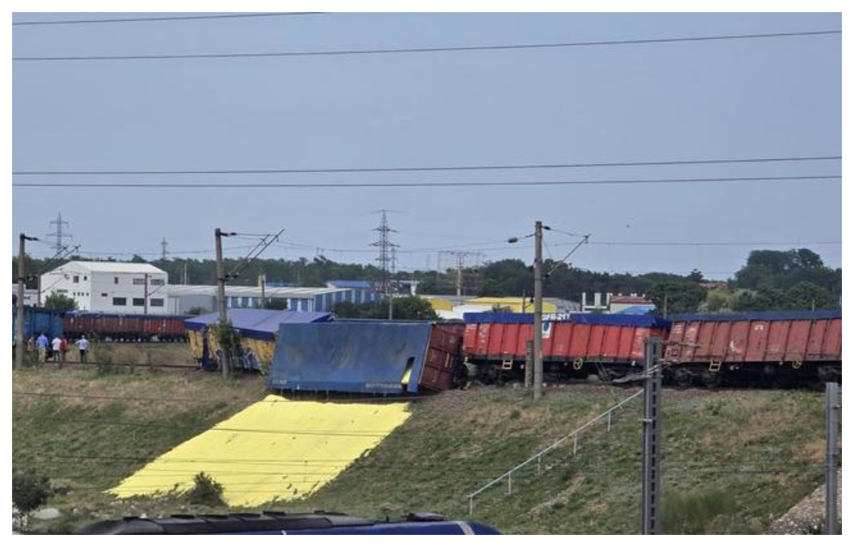 Accident feroviar în Constanța. Patru vagoane ale unui marfar care transporta sulf au deraiat şi unul s-a răsturnat