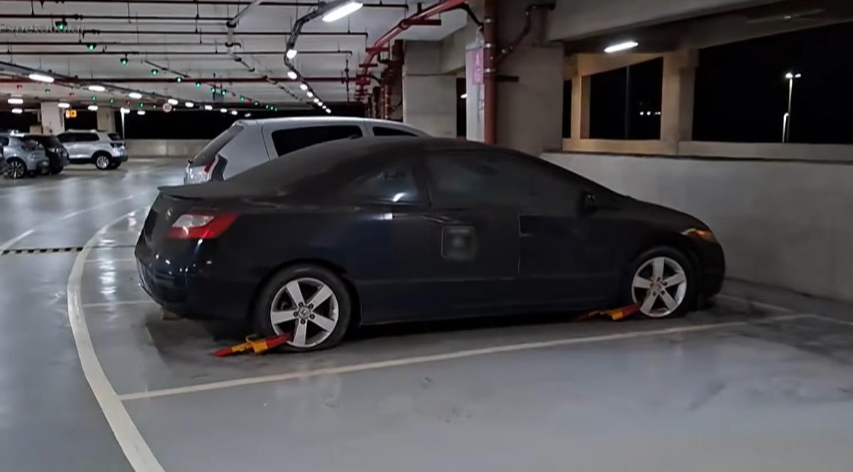 Misterul Hondei Civic fabricate în 2008 care valorează 30.000 de euro: Abandonată de 6 ani pe aeroport și uitată de proprietar în grabă. De ce autoritățile nu o pot muta