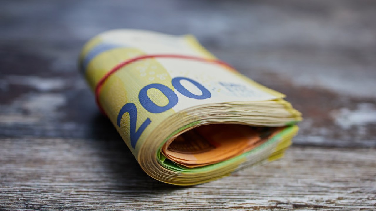 Se schimbă regulile pentru plățile în numerar. Sumele cash de peste 10.000 de euro vor fi interzise în UE