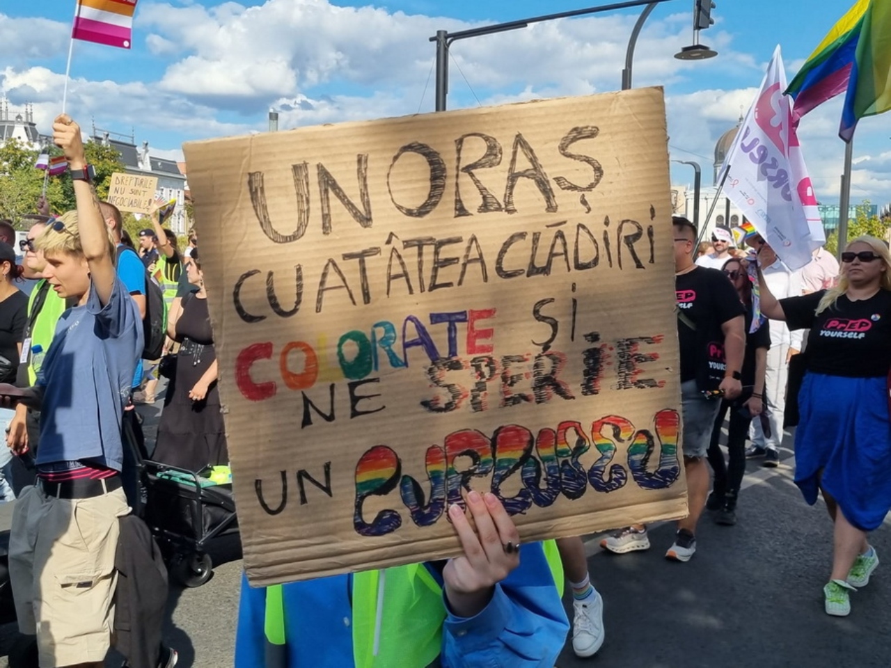 Participanții la marșul LGBT din Oradea, amendați înainte să plece pe traseu! Avocatul Poporului, Renate Weber: ”Un marș Pride este o întrunire pașnică”