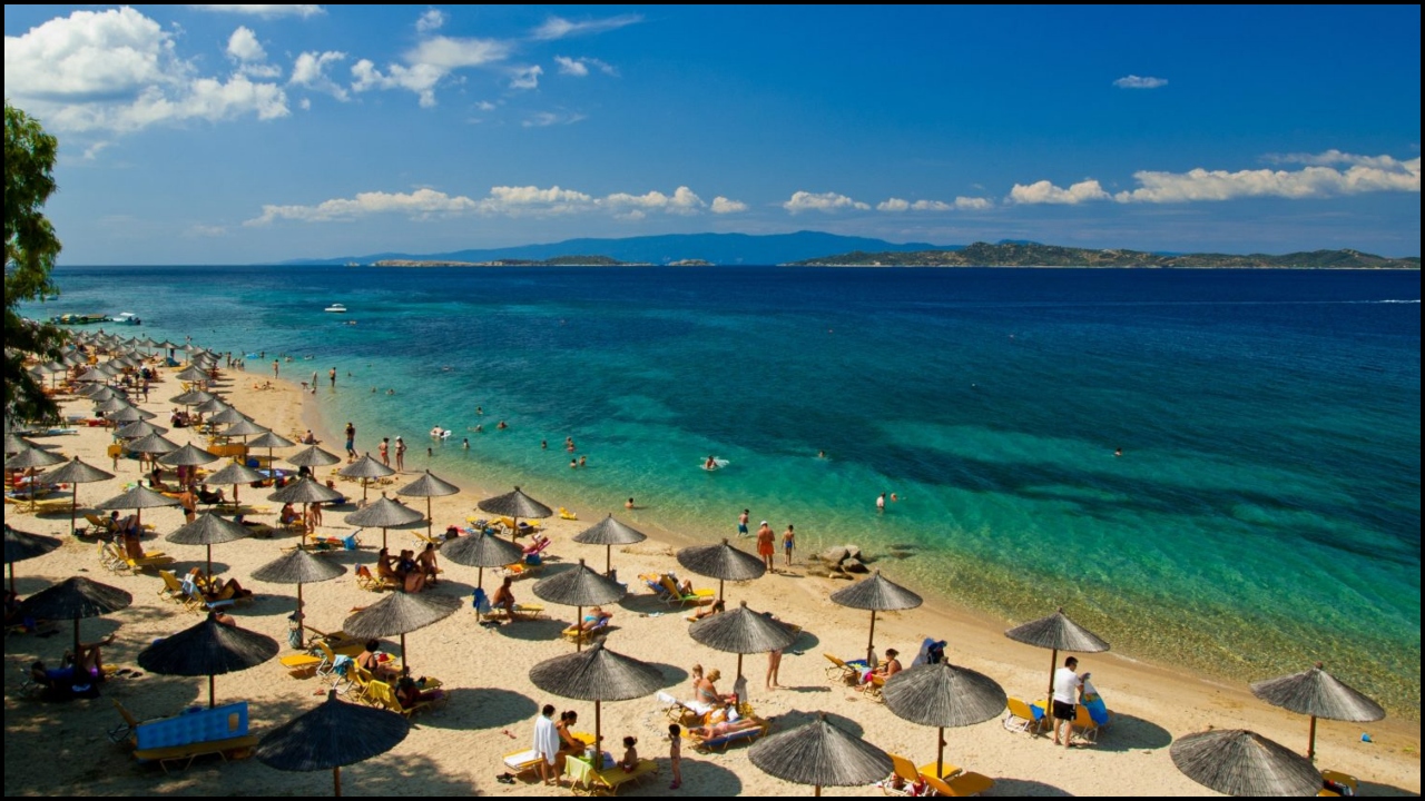 Cât costă un șezlong pe plajele din Grecia în 2026. În preț sunt incluse și băuturile