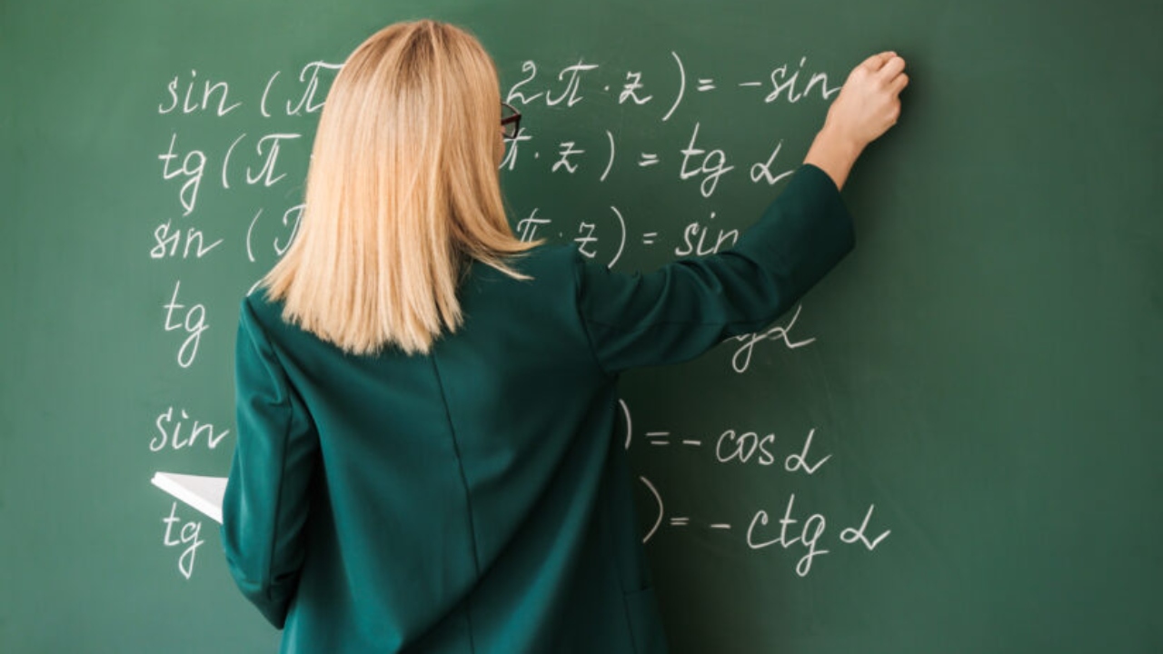 Plata cu ora pentru profesori, mai mică din luna iulie. Hotărârea de Guvern care schimbă automat tariful pentru orele suplimentare în școli
