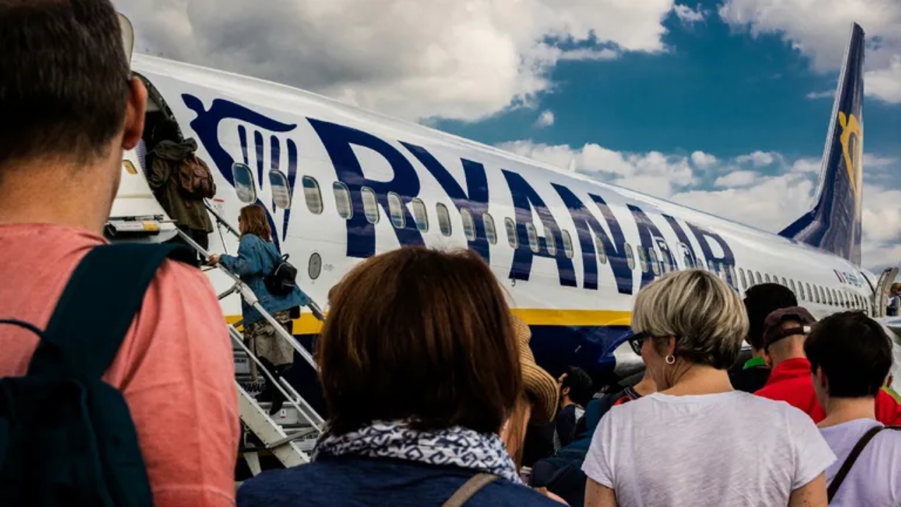 Soția bărbatului aproape aspirat în afara unui avion Ryanair povestește momentele limită prin care a trecut: „M-am gândit: Dacă murim, murim împreună”