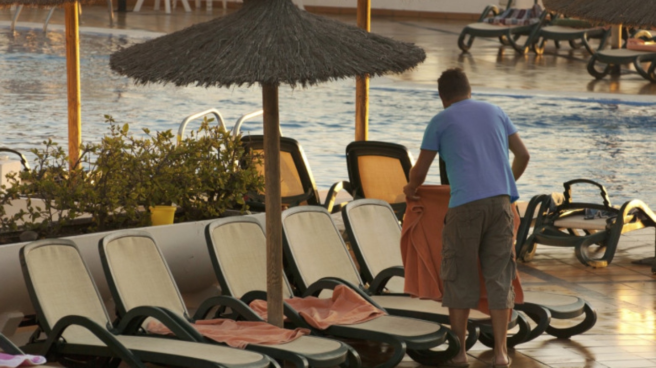 Prosoapele lăsate de turiști pe șezlonguri pentru a prinde loc bun la plajă l-au scos din minți pe un britanic. Gestul de răzbunare care a devenit viral